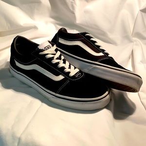 Vans Old Skool Black and White Skate Shoe, euro size 38.0 (US youth size 6)